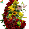 Arreglo Floral con Rosas y frutas frescas