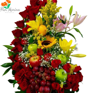 Arreglo Floral con Rosas y frutas frescas