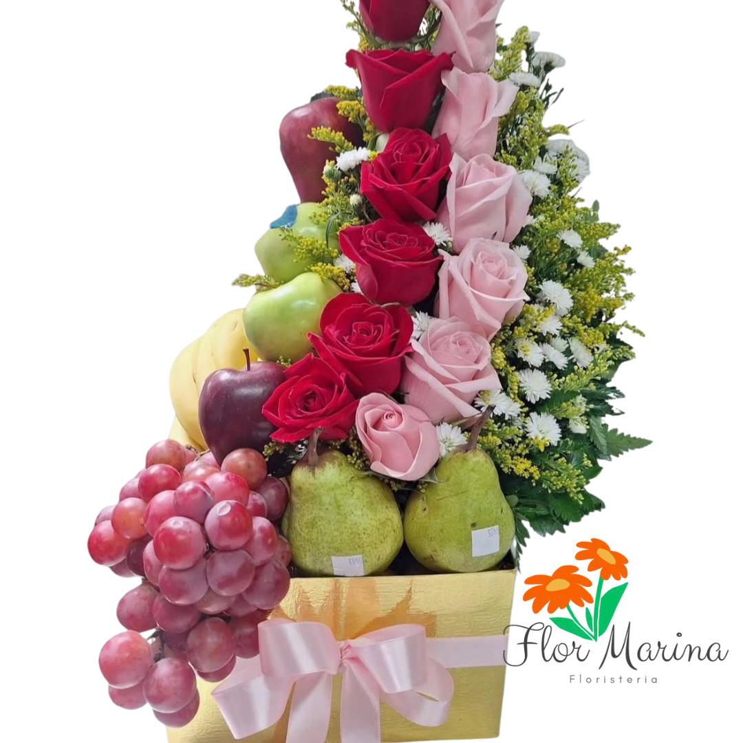 Arreglo Floral con Rosas y Frutas Frescas