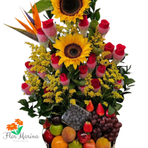 Arreglo Floral con Rosas, girasoles, heliconias y frutas frescas