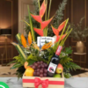 Arreglo Floral con Heliconias, aves del paraíso y vino