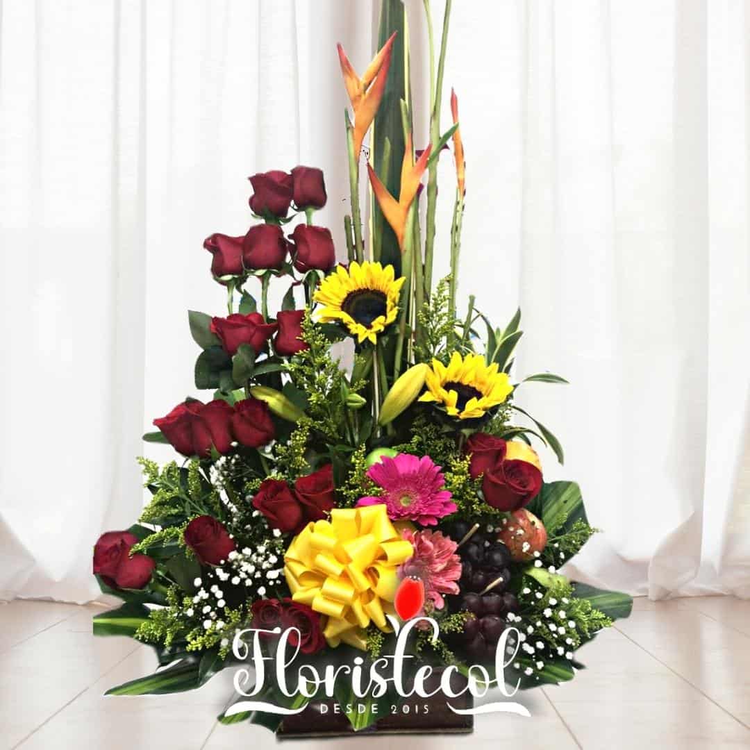 Arreglo Floral con Rosas, girasoles y aves del paraíso