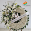 Corona fúnebre con lirios y margaritas